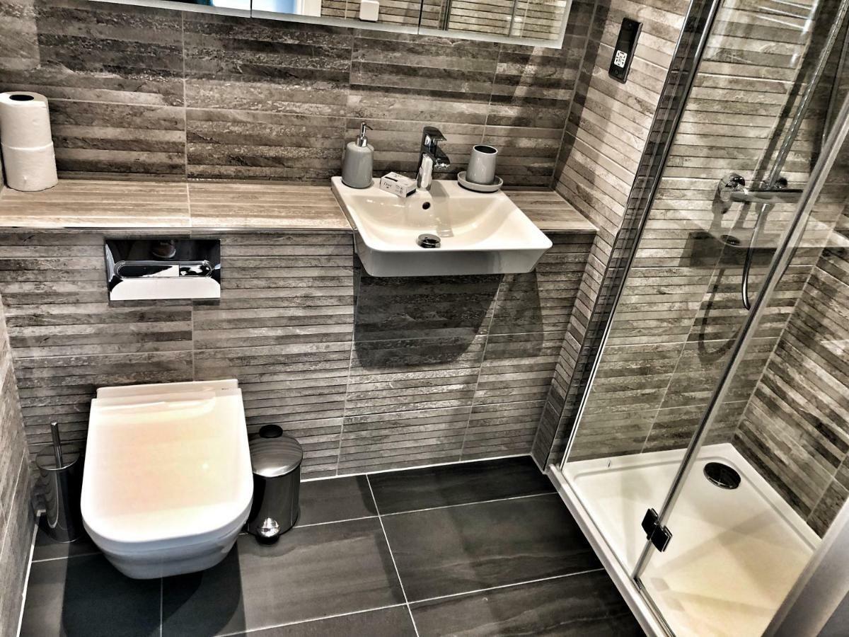 Amazing & Spacious 2 Bed 2 Bath Luxury Apartment With Balcony Free Wifi Sleeps 6 ブッシー エクステリア 写真